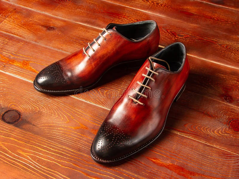 Sapatos de moda de couro polidos sobre fundo de madeira