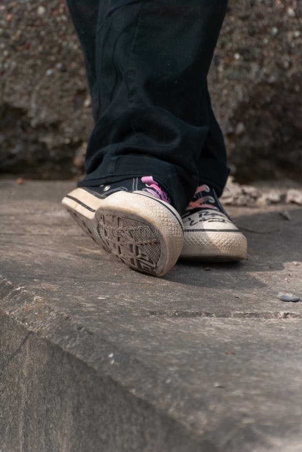 Punk Emo Garota Jovem Adulta Com Cabelo Preto E Olho Roxo Foto de Stock -  Imagem de forma, horizontal: 243526374