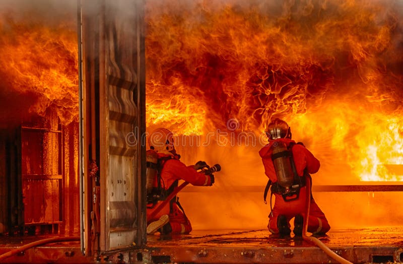 Sapeurs-pompiers combattant un feu, formation de sapeur-pompier photos stock Sapeurs-pompiers combattant un feu, formation de sapeur-pompier photos stock