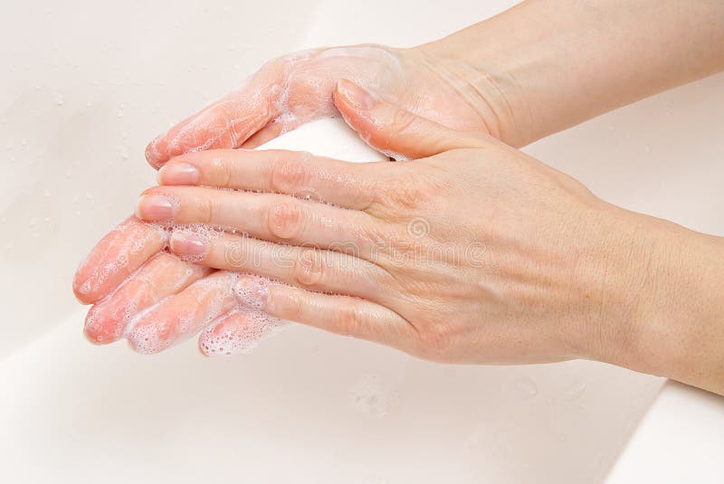 Sapone antibatterico nelle mani. mani saponate. lavare le mani con sapone e acqua. la prevenzione del coronavirus covid19 la