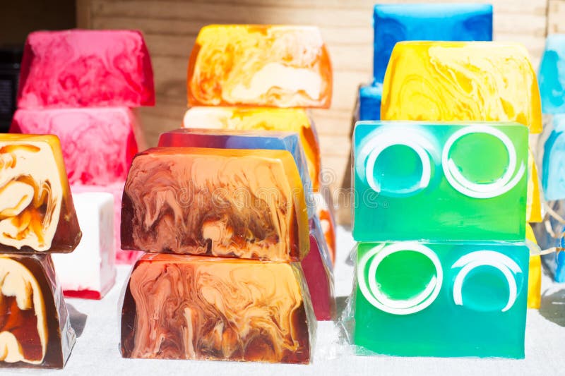 Sapone multicolore di sapone al banco. Sapone elegante e colorato, scattato a mano