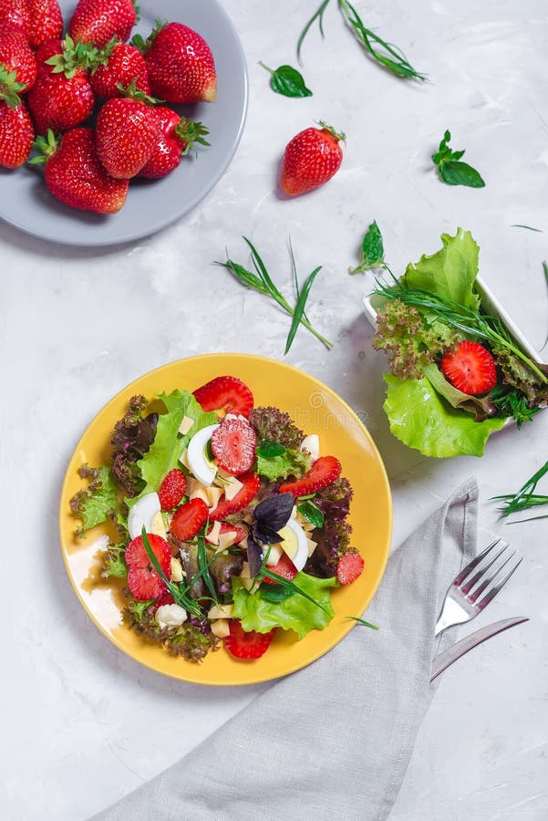 Sappig voorgerecht met knapperig salade, aardbeien, kaas en basilicum, en ei royalty-vrije stock foto Sappig voorgerecht met knapperig salade, aardbeien, kaas en basilicum, en ei royalty-vrije stock foto