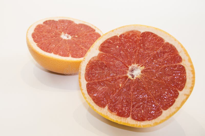 Sappige grapefruit dichte omhooggaande mening over witte achtergrond stock fotografie Sappige grapefruit dichte omhooggaande mening over witte achtergrond stock fotografie