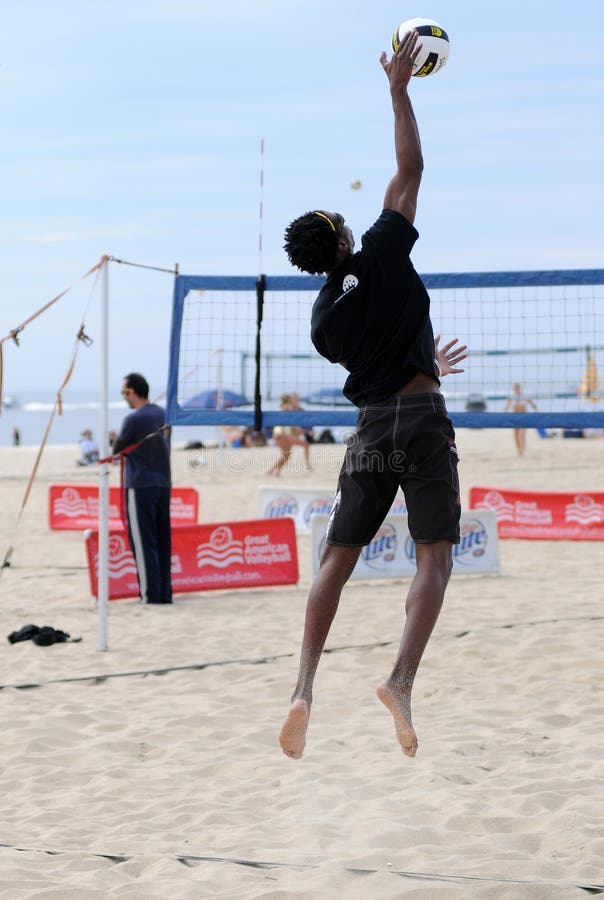 Saque do salto do voleibol da praia dos homens fotografia de stock Saque do salto do voleibol da praia dos homens fotografia de stock