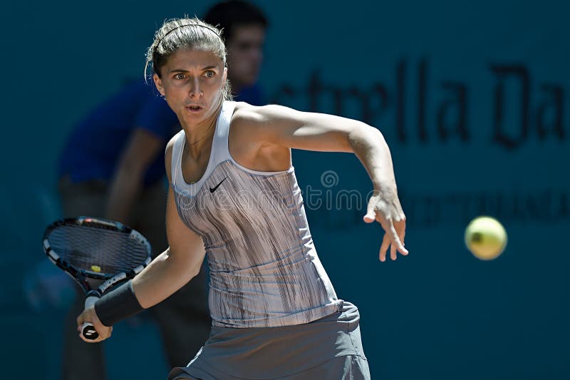 Sara Errani στη δράση κατά τη διάρκεια της αντισφαίρισης της Μαδρίτης Mutua ανοικτής στοκ εικόνες Sara Errani στη δράση κατά τη διάρκεια της αντισφαίρισης της Μαδρίτης Mutua ανοικτής στοκ εικόνες