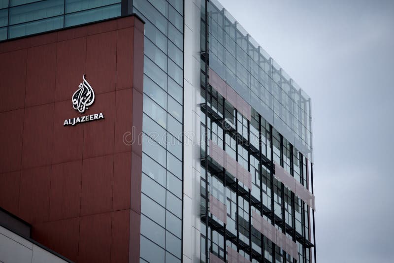 SARAJEVO BOSNIEN OCH HERCEGOVINA - APRIL 17, 2017: Logo av TV-kanal Al Jazeera Balkans på deras högkvarter för Balkans