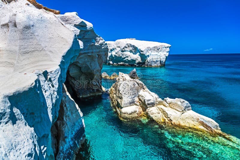 Sarakiniko vaggar, Milos ön, Cyclades, Grekland royaltyfria bilder Sarakiniko vaggar, Milos ön, Cyclades, Grekland royaltyfria bilder