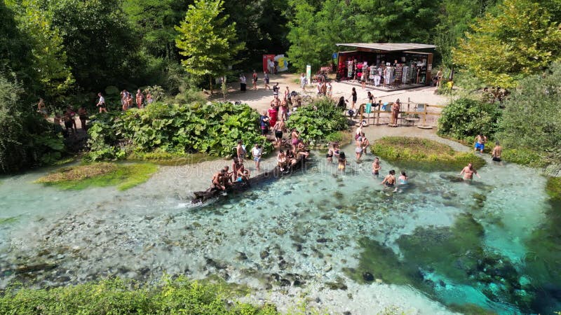 Sarande albania. woensdag 13 september 2023 is het blauwe oog drone - beeld van bovenaf duikende mensen in diep blauw natuurlijk b