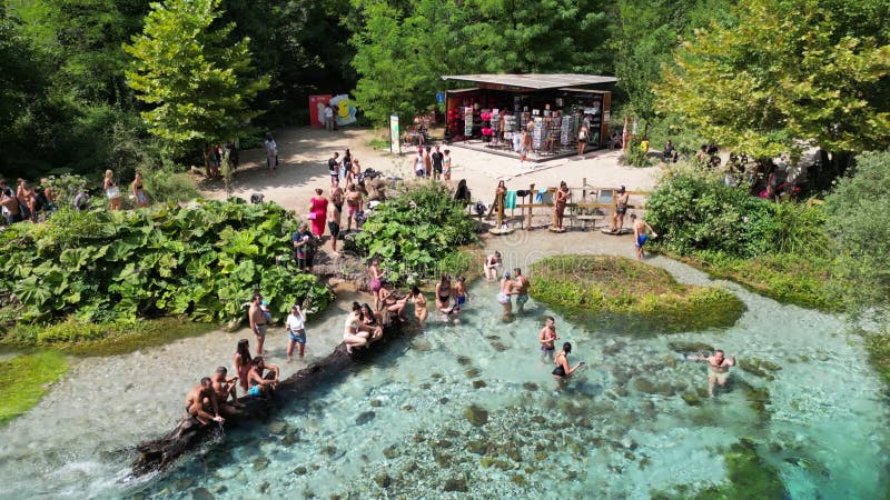 Sarande albania. woensdag 13 september 2023 is het blauwe oog drone - beeld van bovenaf duikende mensen in diep blauw natuurlijk b