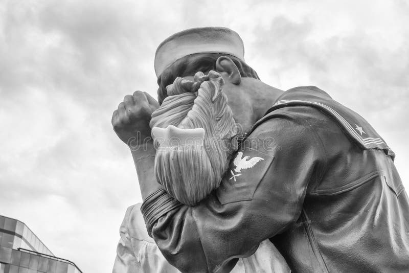 SARASOTA, FLORIDA - JANUAR 2016: Die Statue betitelte Uncondition stockbild SARASOTA, FLORIDA - JANUAR 2016: Die Statue betitelte Uncondition stockbild