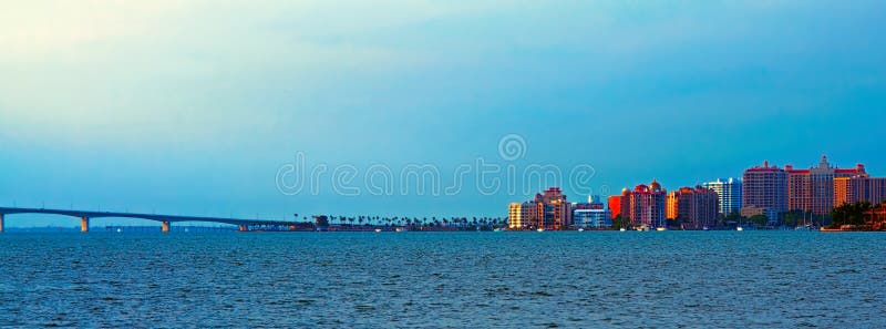 Sarasota-Skyline und Ringlings-Damm lizenzfreie stockfotografie Sarasota-Skyline und Ringlings-Damm lizenzfreie stockfotografie