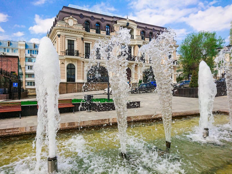 Saratov/Rusland - Mei 5, 2018: Waterfontein in het stadscentrum stock foto Saratov/Rusland - Mei 5, 2018: Waterfontein in het stadscentrum stock foto