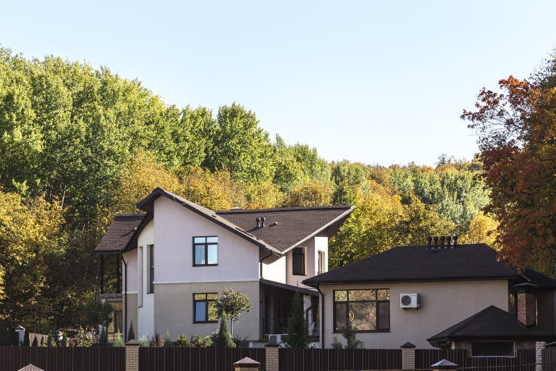 Saratov, Rusland - 10/07/2018: Modern woonplattelandshuisje in het hout in de herfst op de rand van de stad Huis, huisvesting, royalty-vrije stock afbeelding Saratov, Rusland - 10/07/2018: Modern woonplattelandshuisje in het hout in de herfst op de rand van de stad Huis, huisvesting, royalty-vrije stock afbeelding