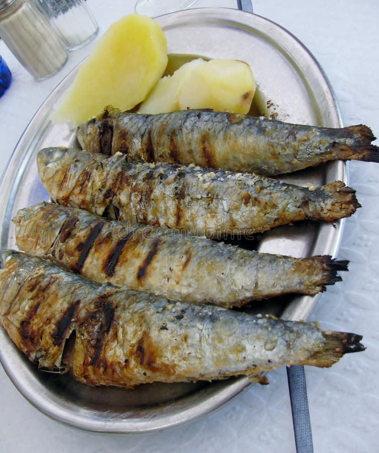 Sardines grillées avec les pommes vapeur photos libres de droits Sardines grillées avec les pommes vapeur photos libres de droits