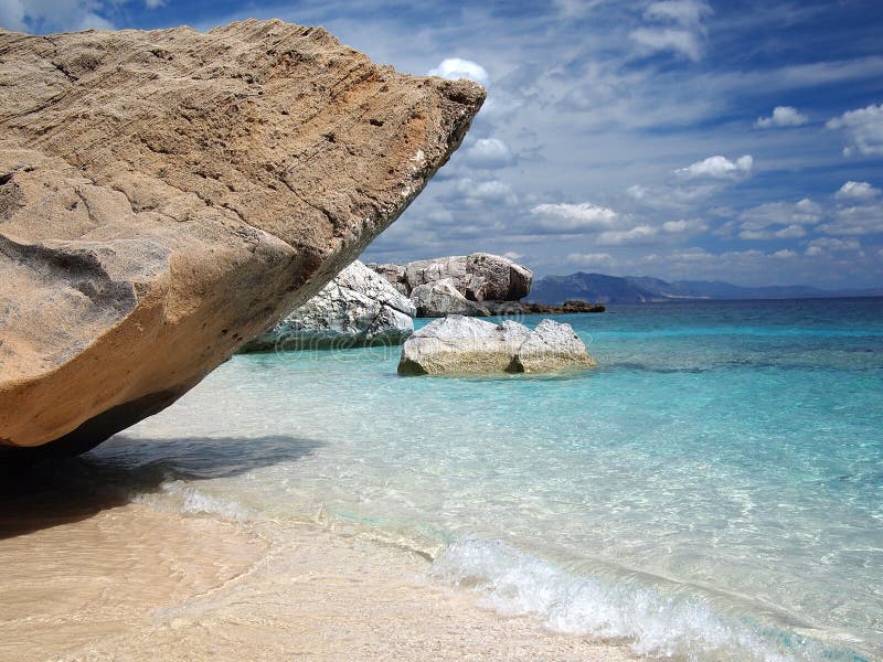 El gran rocas esmeralda Agua sobre el, Playa en, Cerdena,.