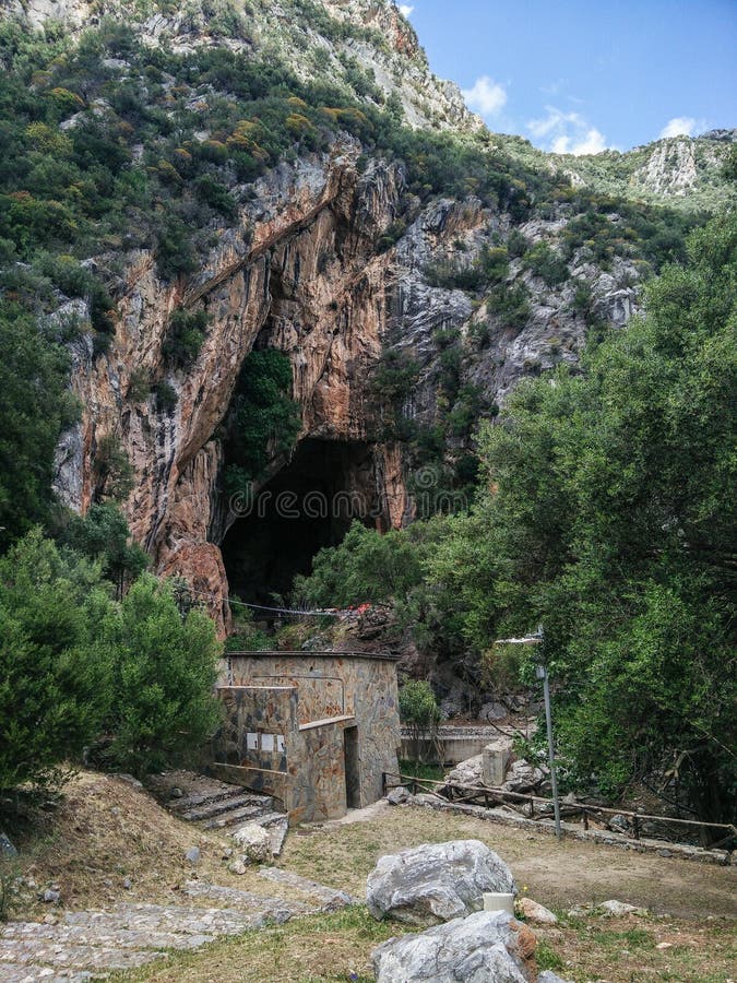 sardinia Monuments normaux Cavernes de San Giovanni, pr?s de Domusnovas dans la r?gion d'Iglesiente Entr?e du sud photos stock sardinia Monuments normaux Cavernes de San Giovanni, pr?s de Domusnovas dans la r?gion d'Iglesiente Entr?e du sud photos stock