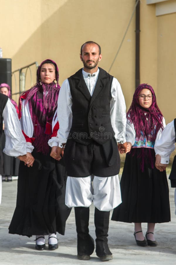 Sardinian gruppdans med typisk kläder och folklore royaltyfri foto Sardinian gruppdans med typisk kläder och folklore royaltyfri foto