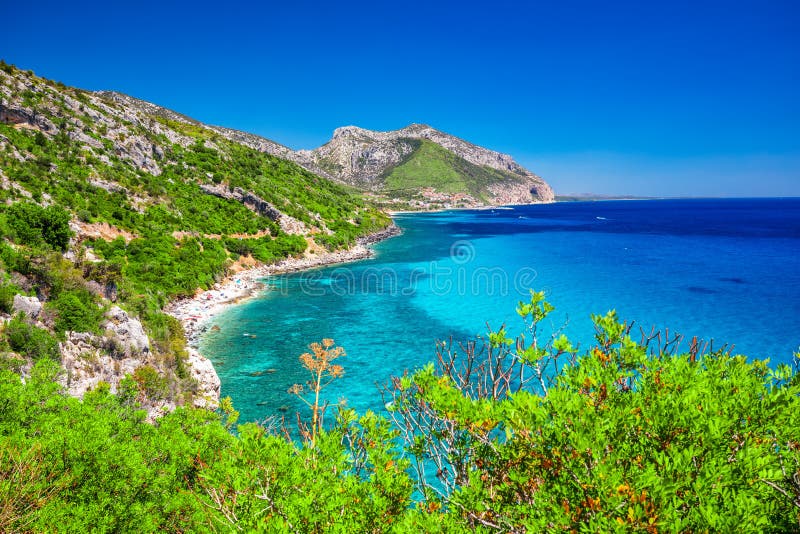 Sardinien-Küstenlinie nahe Strand Calas Fuili fand gerade herauf die Küste von Cala Gonone, Sardinien, Italien stockbild Sardinien-Küstenlinie nahe Strand Calas Fuili fand gerade herauf die Küste von Cala Gonone, Sardinien, Italien stockbild