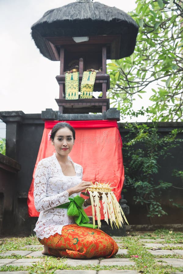 Sari del canang de la rogación y de las ofrendas de la mujer del Balinese en el templo en el SM fotos de archivo libres de regalías Sari del canang de la rogación y de las ofrendas de la mujer del Balinese en el templo en el SM fotos de archivo libres de regalías