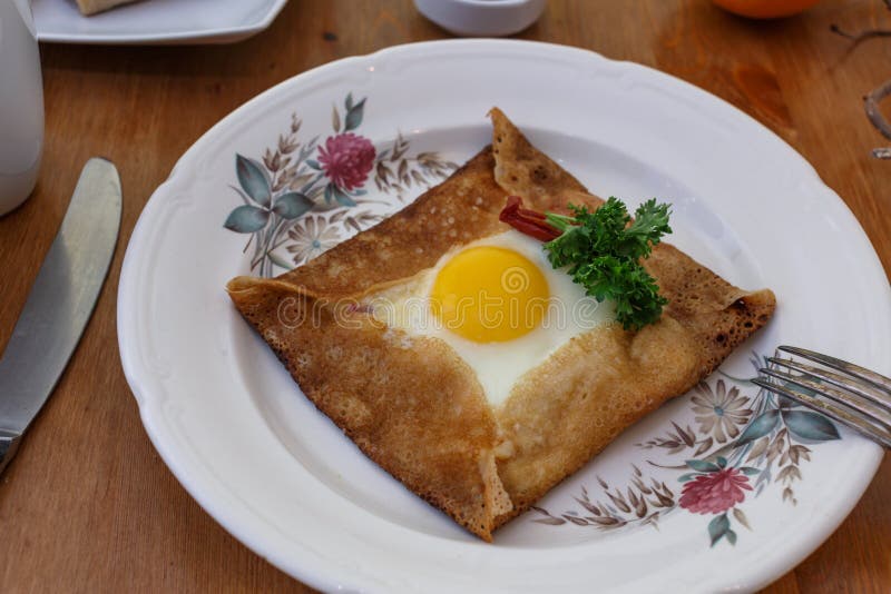Sarrasin de Galette, crêpe de sarrasin, avec du fromage de jambon et l'oeuf, cuisine française de la Bretagne photo stock Sarrasin de Galette, crêpe de sarrasin, avec du fromage de jambon et l'oeuf, cuisine française de la Bretagne photo stock
