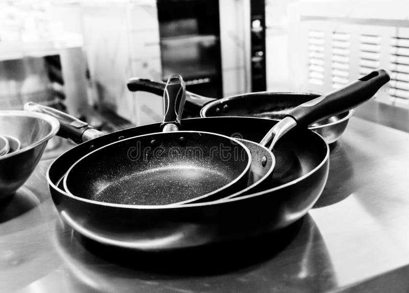 Sartenes De Acero Utensilios De Cocina De Acero Inoxidable Negro Y Blanco  Utensilios De Cocina Para Cocinar Imagen de archivo - Imagen de moderno,  kitchenware: 205096099