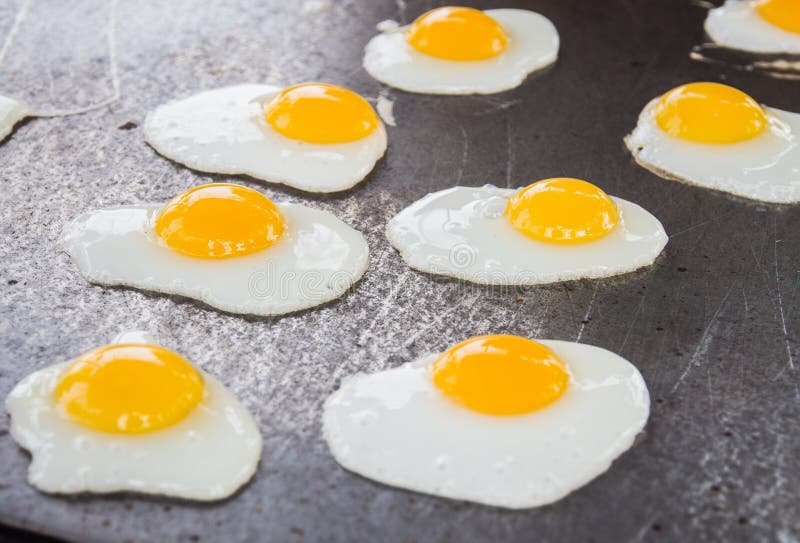 Sartén de Fried Quail Eggs Cooking On, bocado tailandés del estilo, Thaila fotografía de archivo