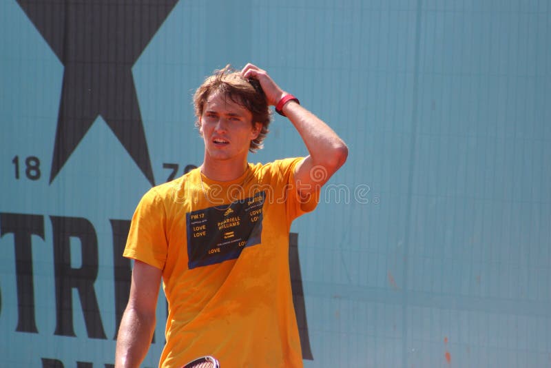 Sascha Zverev ćwiczy przy Madryt Otwartym zdjęcie stock Sascha Zverev ćwiczy przy Madryt Otwartym zdjęcie stock