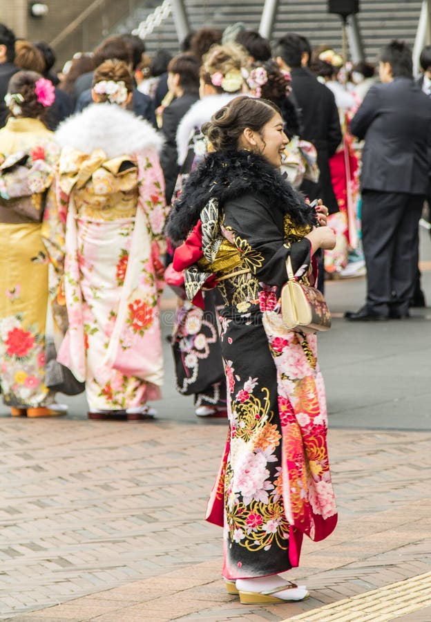 Sasebo, Japón - 7 De Enero 2018: Mujeres Japonesas Que Cruzan La Calle Durante De La Mayoría Edad En Japón Foto de archivo editorial - Imagen de persona: 116441973