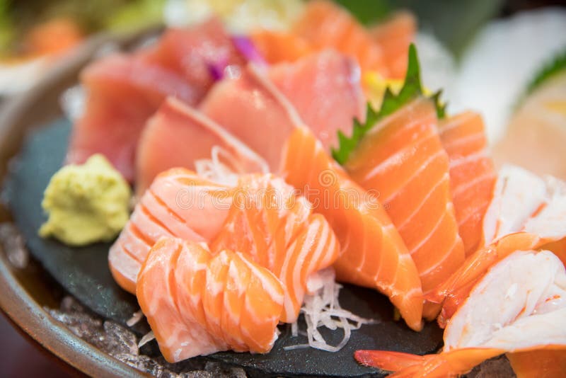 sashimi met verschillende verse die vissen wordt op plaat worden gesneden geplaatst die stock afbeelding sashimi met verschillende verse die vissen wordt op plaat worden gesneden geplaatst die stock afbeelding