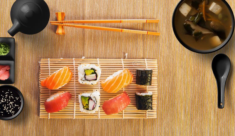 Sashimi vastgestelde nigiri, sushibroodjes en sashimi stock fotografie