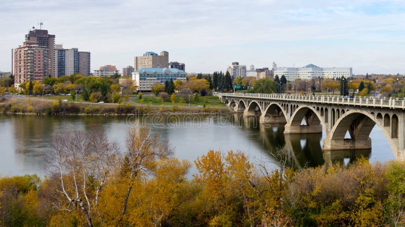Saskatoon pejzaż miejski z Uniwersyteckim mostem