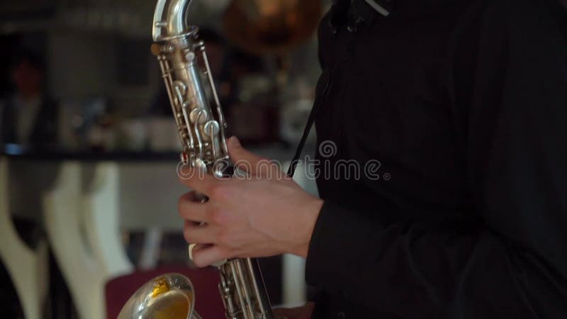 Sassofonista suona musica. sassofono.