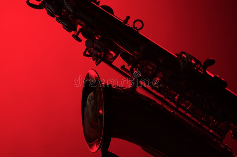 Sassofono in siluetta su colore rosso