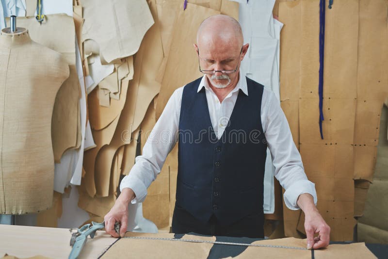 Sastre Que Hace Una Ropa En Lugar De Trabajo Los Procesos De La Costura En  La Máquina De Coser Cosen La Máquina De Coser De Las M Foto de archivo -  Imagen