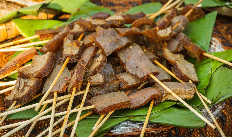 Satay verzadigt huidkoe met bruin kleur en banaanblad om traditioneel voedsel te dienen stock fotografie Satay verzadigt huidkoe met bruin kleur en banaanblad om traditioneel voedsel te dienen stock fotografie
