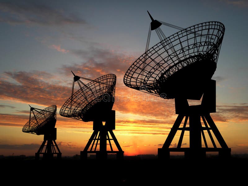 Tri satelitná jedál počas západu slnka.