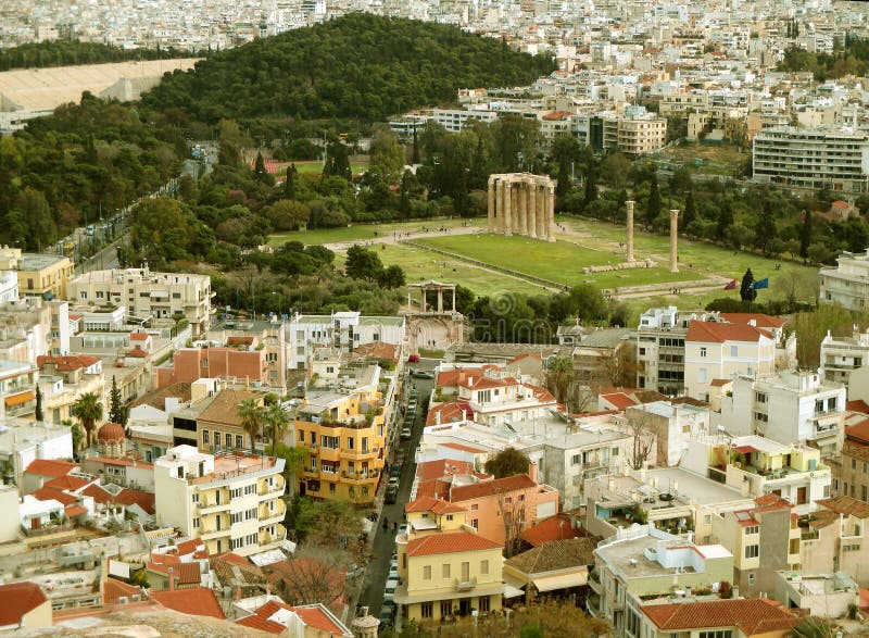 Satellietbeeld van de Tempel van Olympian Zeus en de Boog van Hadrian zoals die van de Akropolis van Athene, Griekenland wordt ge royalty-vrije stock afbeeldingen Satellietbeeld van de Tempel van Olympian Zeus en de Boog van Hadrian zoals die van de Akropolis van Athene, Griekenland wordt ge royalty-vrije stock afbeeldingen