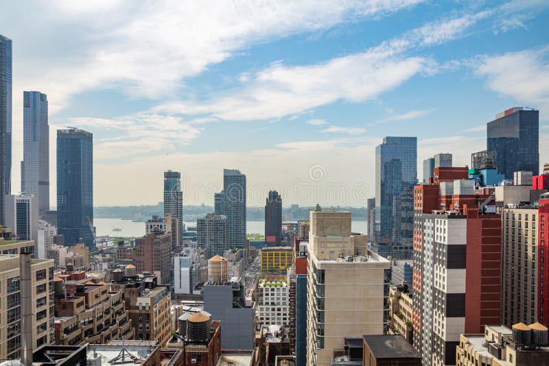 Satellietbeeld van de wolkenkrabbers van Manhattan, de stad van New York, zonnige de lentedag royalty-vrije stock foto Satellietbeeld van de wolkenkrabbers van Manhattan, de stad van New York, zonnige de lentedag royalty-vrije stock foto
