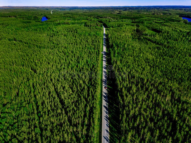 Satellietbeeld van een landweg met rode auto in het midden van groen de zomerbos royalty-vrije stock foto's Satellietbeeld van een landweg met rode auto in het midden van groen de zomerbos royalty-vrije stock foto's