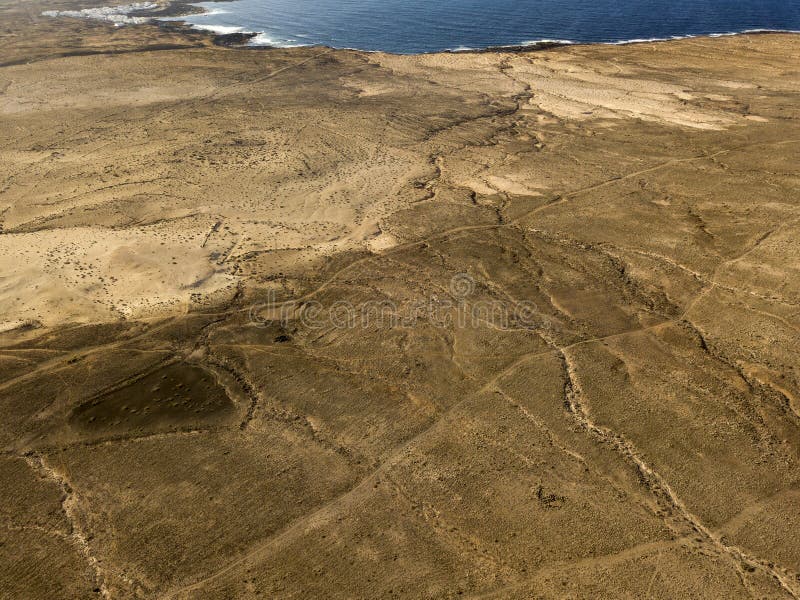 Satellietbeeld van een woestijnlandschap op het Eiland Lanzarote, Canarische Eilanden, Spanje Woestijnachtergrond, textuur Overze stock foto's Satellietbeeld van een woestijnlandschap op het Eiland Lanzarote, Canarische Eilanden, Spanje Woestijnachtergrond, textuur Overze stock foto's