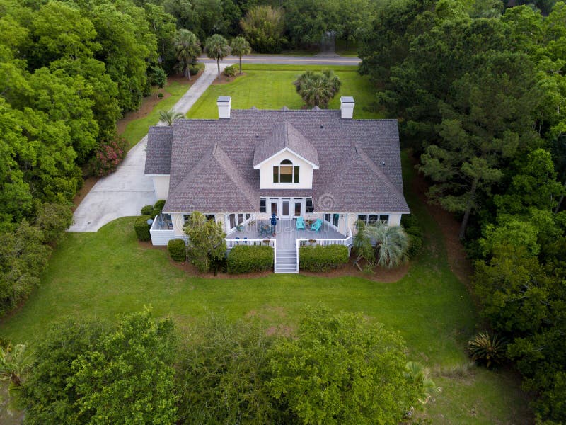 Luchtfoto van een groot huis met een bebost, grasrijk terrein stock foto's
