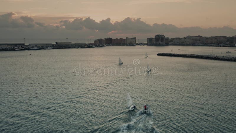 Satellietbeeld van het bewegen van kleine zeilboten dichtbij Anzio in de avond, Itali? royalty-vrije stock foto's Satellietbeeld van het bewegen van kleine zeilboten dichtbij Anzio in de avond, Itali? royalty-vrije stock foto's