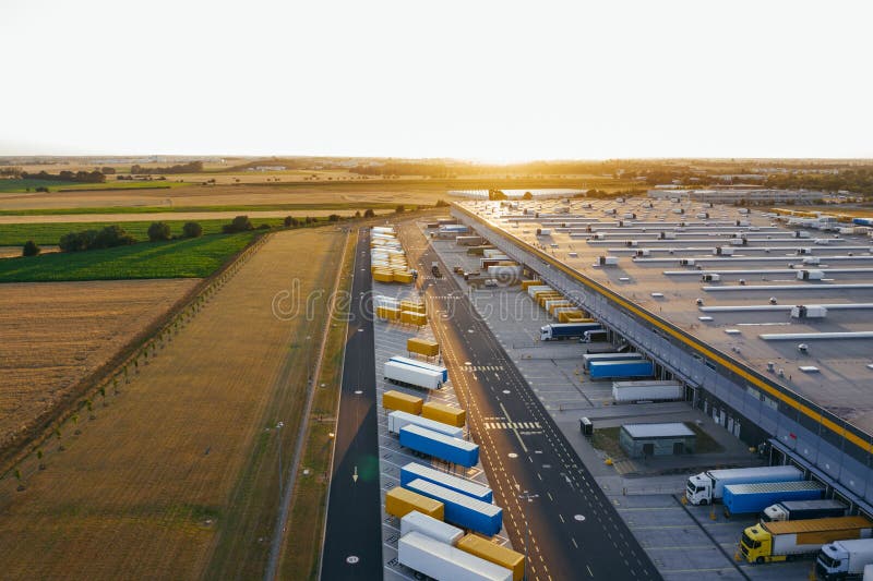 Satellietbeeld van het distributiecentrum, hommelfotografie van de industriële logistische streek stock afbeelding Satellietbeeld van het distributiecentrum, hommelfotografie van de industriële logistische streek stock afbeelding