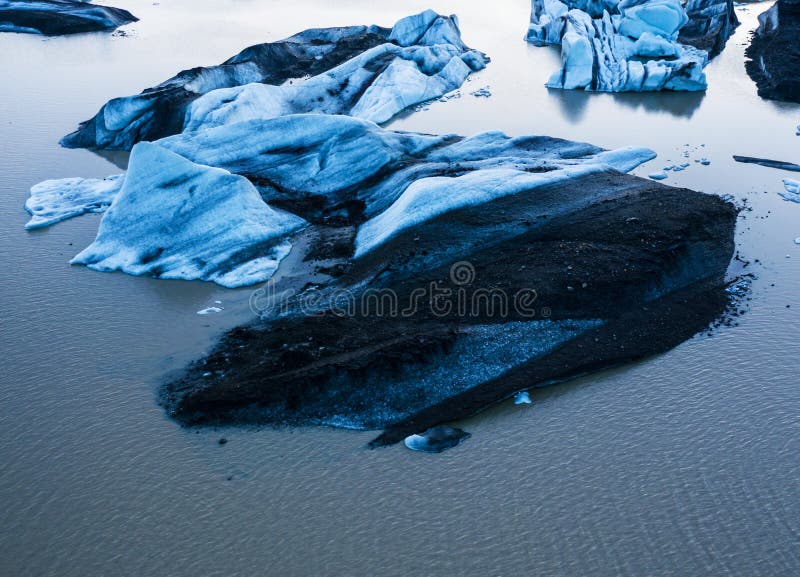 Satellietbeeld van ijsbergijsschollen die in water drijven stock fotografie Satellietbeeld van ijsbergijsschollen die in water drijven stock fotografie