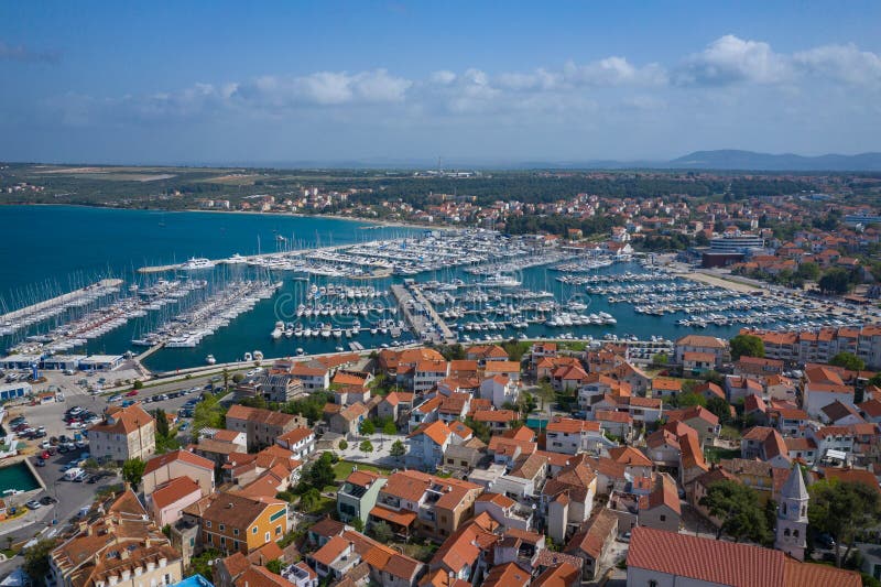 Satellietbeeld van Jachtclub en Jachthaven in Biograd-Na Moru De zomertijd in het gebied van Dalmati? van Kroati? Kustlijn en tur royalty-vrije stock fotografie Satellietbeeld van Jachtclub en Jachthaven in Biograd-Na Moru De zomertijd in het gebied van Dalmati? van Kroati? Kustlijn en tur royalty-vrije stock fotografie