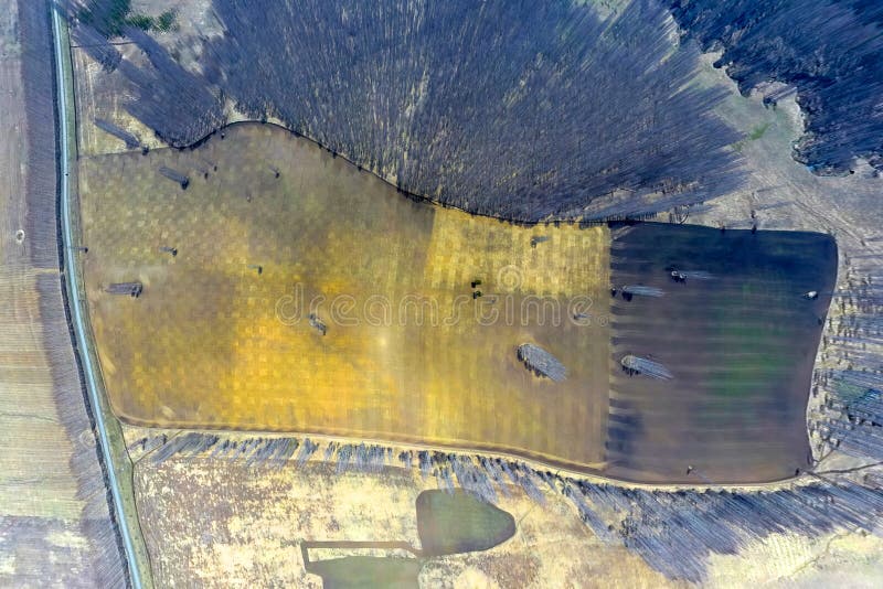 Satellietbeeld van landbouwgebieden van verschillend kleurengewas onder een duidelijke blauwe hemel met wolken op een zonnige war stock afbeeldingen Satellietbeeld van landbouwgebieden van verschillend kleurengewas onder een duidelijke blauwe hemel met wolken op een zonnige war stock afbeeldingen