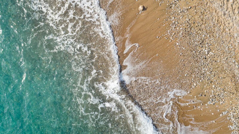 Satellietbeeld van strand met overzeese golven die kust bereiken Mooi Turkoois Water royalty-vrije stock afbeelding Satellietbeeld van strand met overzeese golven die kust bereiken Mooi Turkoois Water royalty-vrije stock afbeelding