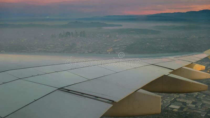 Satellietbeeld van zonsopgang en vliegtuigvleugel over Los Angeles stock fotografie Satellietbeeld van zonsopgang en vliegtuigvleugel over Los Angeles stock fotografie