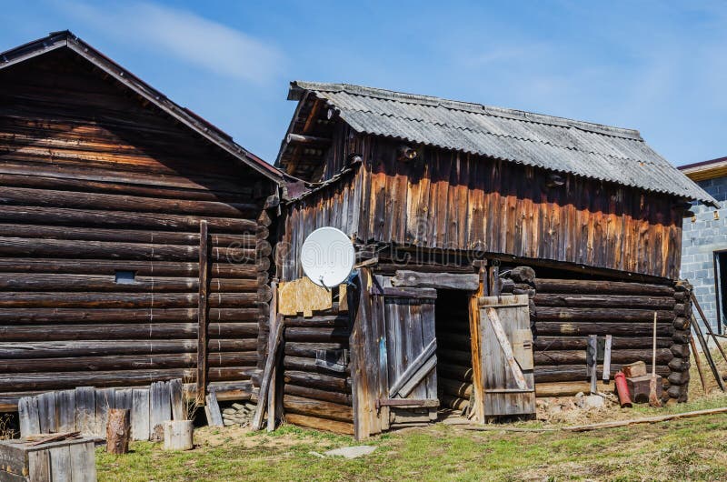 Satellit- TV i byn arkivfoto Satellit- TV i byn arkivfoto