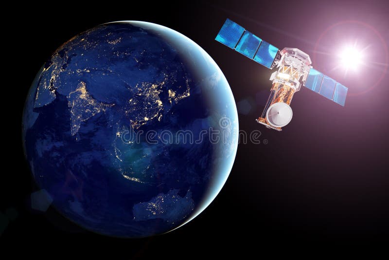 Satellite de télécommunications en orbite terrestre, vue du côté de nuit de la planète, villes lumineuses de nuit et soleil lumin Satellite de télécommunications en orbite terrestre, vue du côté de nuit de la planète, villes lumineuses de nuit et soleil lumin